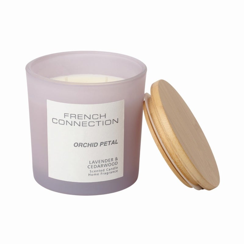 French Connection شمعة في جرة معطرة باللافندر وخشب الأرز - 322غ، شمع زبدة الشيا، 2 فتيلة مع غطاء خشبي | مدة الاحتراق - 42 ساعة | مجموعة باستيل | مثالية للهدايا، ديكور المنزل، الحفلات وعطر الغرف | مثالية لديكور غرفة المعيشة والمكتب - Image 3