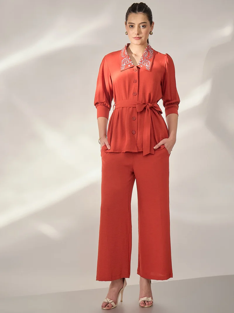 بانيت طقم متناسق (Co-ord Set) قميص مطرَّز بياقة كلاسيكية مع بنطلون - برتقالي داكن
