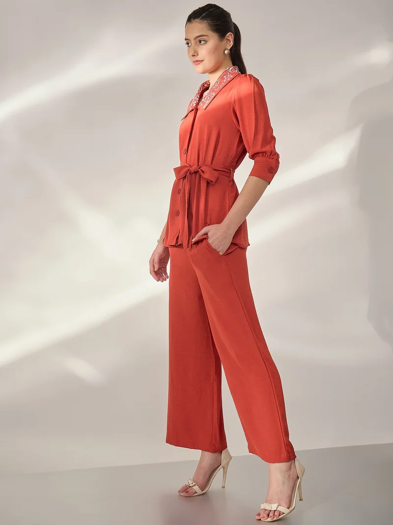 بانيت طقم متناسق (Co-ord Set) قميص مطرَّز بياقة كلاسيكية مع بنطلون - برتقالي داكن