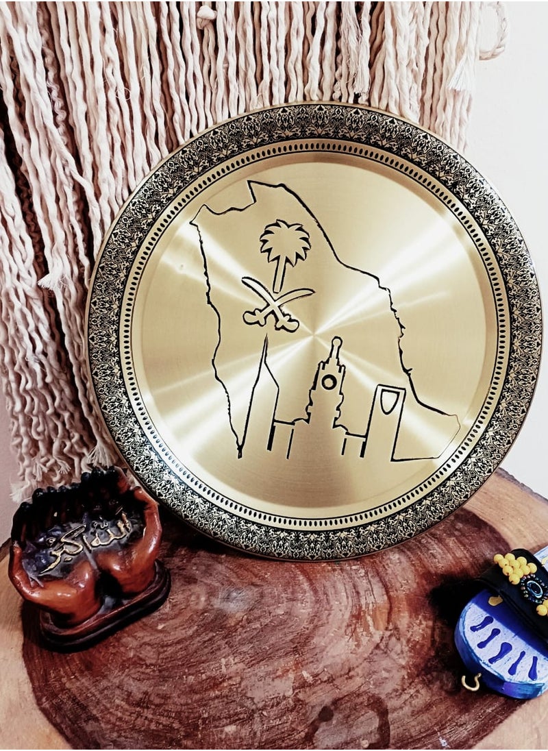 غالية - طبق نحاسي أنتيك مصنوع يدوياً من النحاس الصافي  مزين بشعار المملكة محفور يدوياً داخل علبة مخملية ، مناسب كهدية قيمة وفاخرة للترقية والتخرج ووظيفة جديدة للمنزل والعمل قطر 40 سم - Image 1