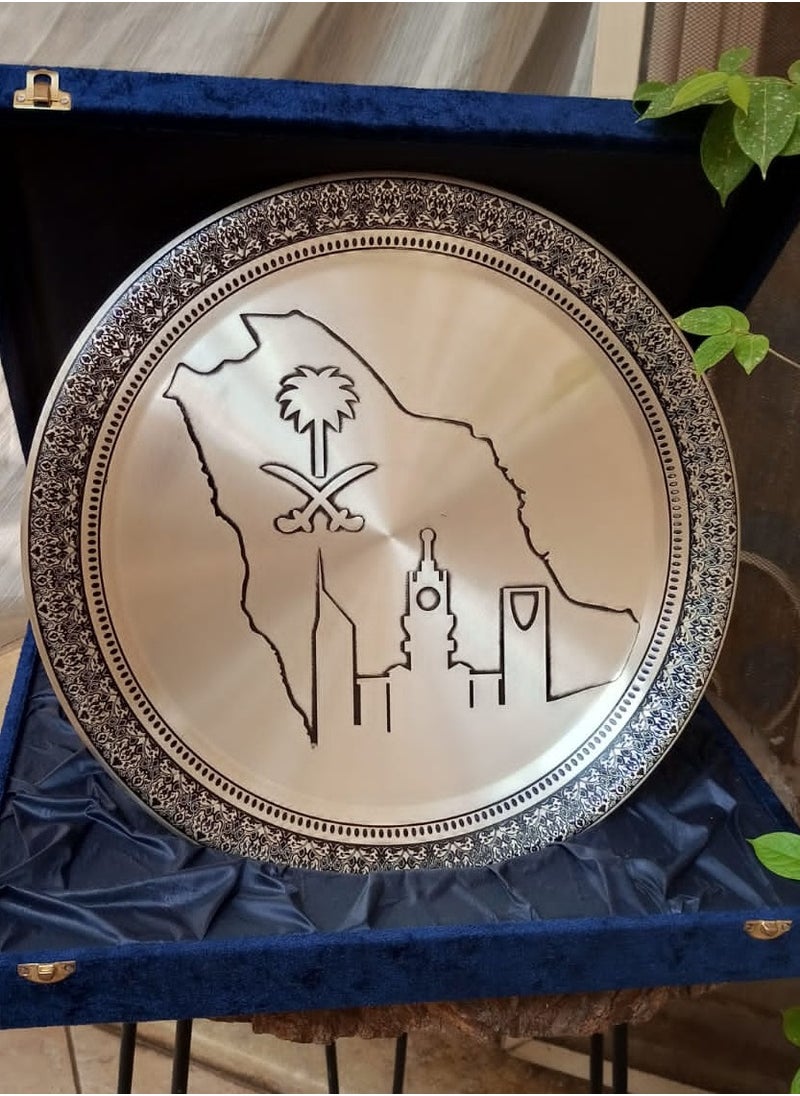 غالية - طبق نحاسي أنتيك مصنوع يدوياً من النحاس الصافي  مزين بشعار المملكة محفور يدوياً داخل علبة مخملية ، مناسب كهدية قيمة وفاخرة للترقية والتخرج ووظيفة جديدة للمنزل والعمل قطر 40 سم - Image 1