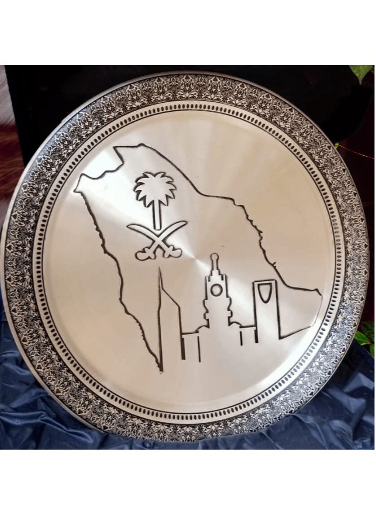 غالية - طبق نحاسي أنتيك مصنوع يدوياً من النحاس الصافي  مزين بشعار المملكة محفور يدوياً داخل علبة مخملية ، مناسب كهدية قيمة وفاخرة للترقية والتخرج ووظيفة جديدة للمنزل والعمل قطر 40 سم - Image 1