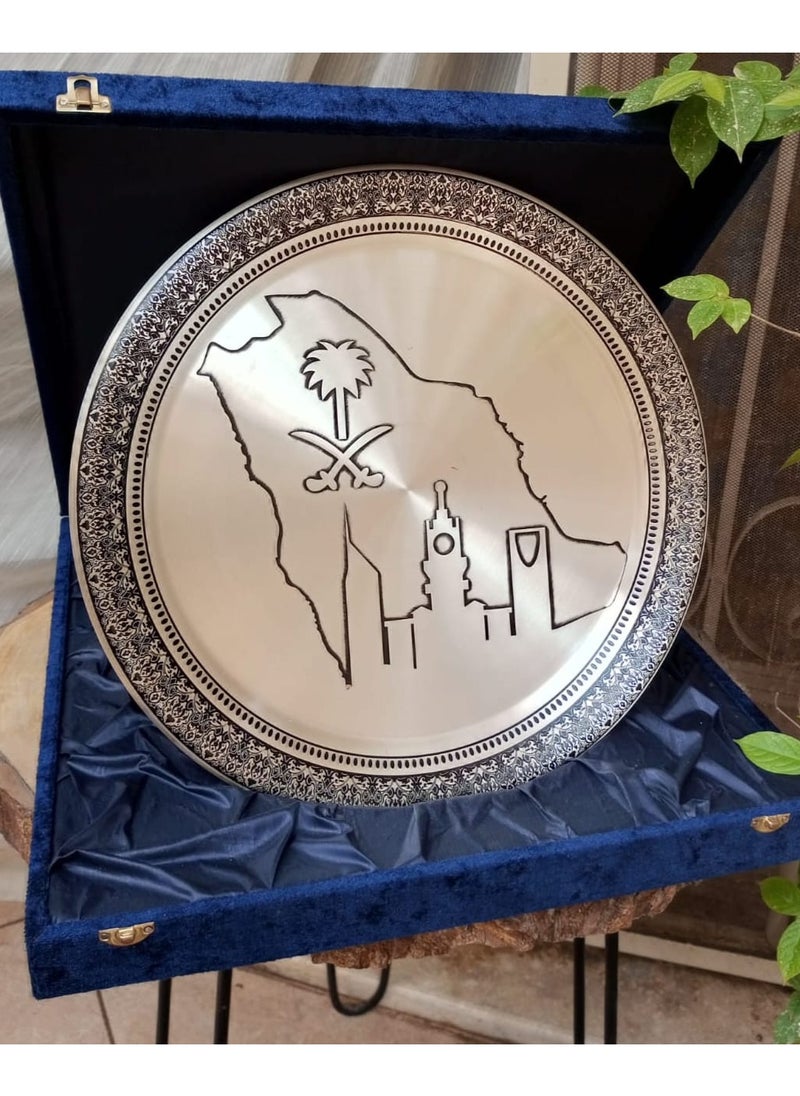 غالية - طبق نحاسي أنتيك مصنوع يدوياً من النحاس الصافي  مزين بشعار المملكة محفور يدوياً داخل علبة مخملية ، مناسب كهدية قيمة وفاخرة للترقية والتخرج ووظيفة جديدة للمنزل والعمل قطر 40 سم - Image 1
