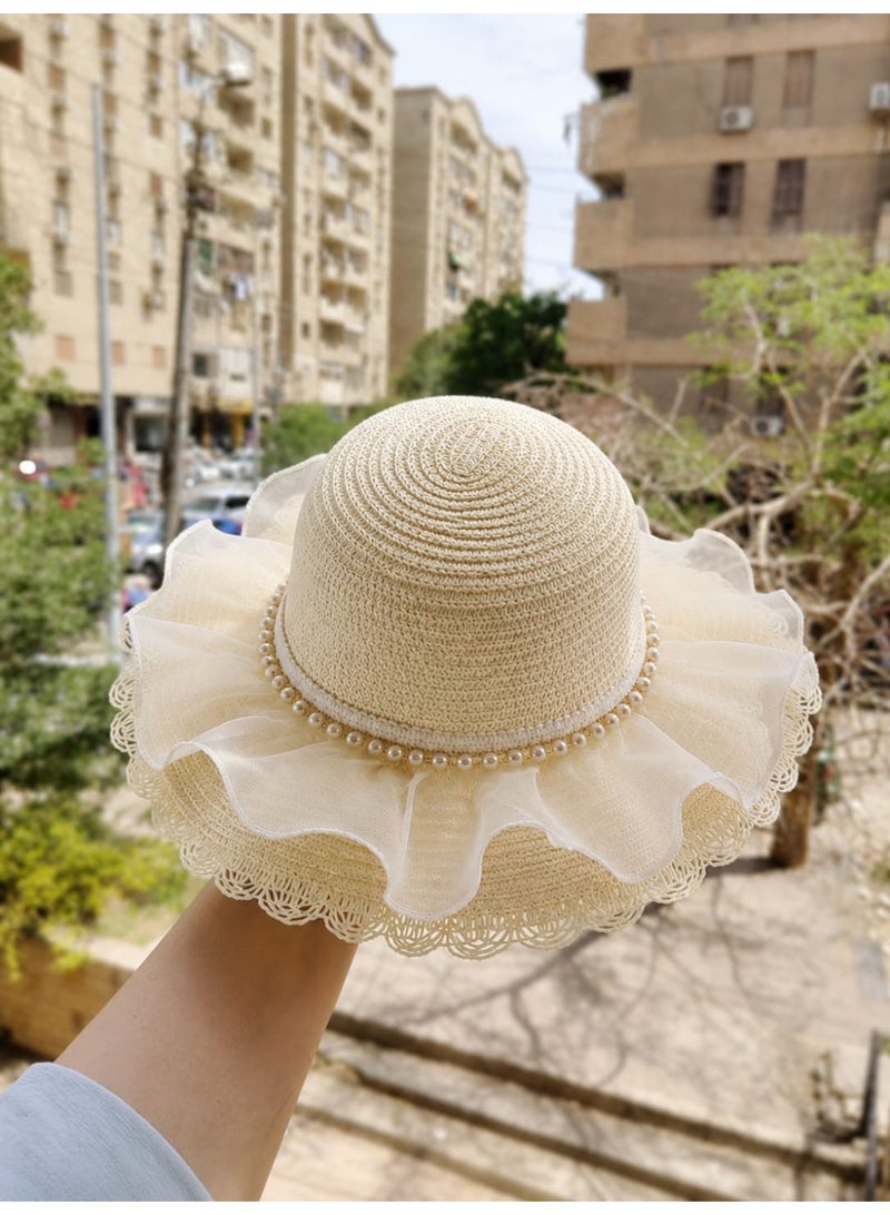 شابو أطفال أنيق بتصميم رقيق ومميز أضيفي لمسة من الأناقة لإطلالة طفلتك مع هذا الشابو الرائع المصمم بشكل جذاب، مصنوع من خامة الخوص بتصميم قبعة شمسية أنيقة مع تزيين بحواف من التل الناعم وطبقة من اللؤلؤ لإطلالة أميرية مميزة. مناسب للمناسبات والخروجات الصيفية، ويمنح طفلتك شكلاً لطيفًا ومميزًا مع حماية من الشمس.