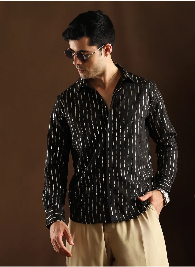 كامبوس سوترا Campus Sutra Men's Onyx Black Metallic-Vined Shirt For Casual Wear | Spread Collar | Long Cuffed Sleeves | Button Closure | Shirt Crafted With Comfort Fit For Everyday Wear