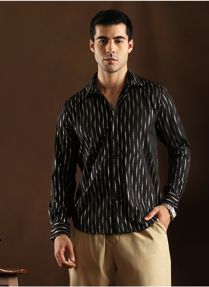 كامبوس سوترا Campus Sutra Men's Onyx Black Metallic-Vined Shirt For Casual Wear | Spread Collar | Long Cuffed Sleeves | Button Closure | Shirt Crafted With Comfort Fit For Everyday Wear