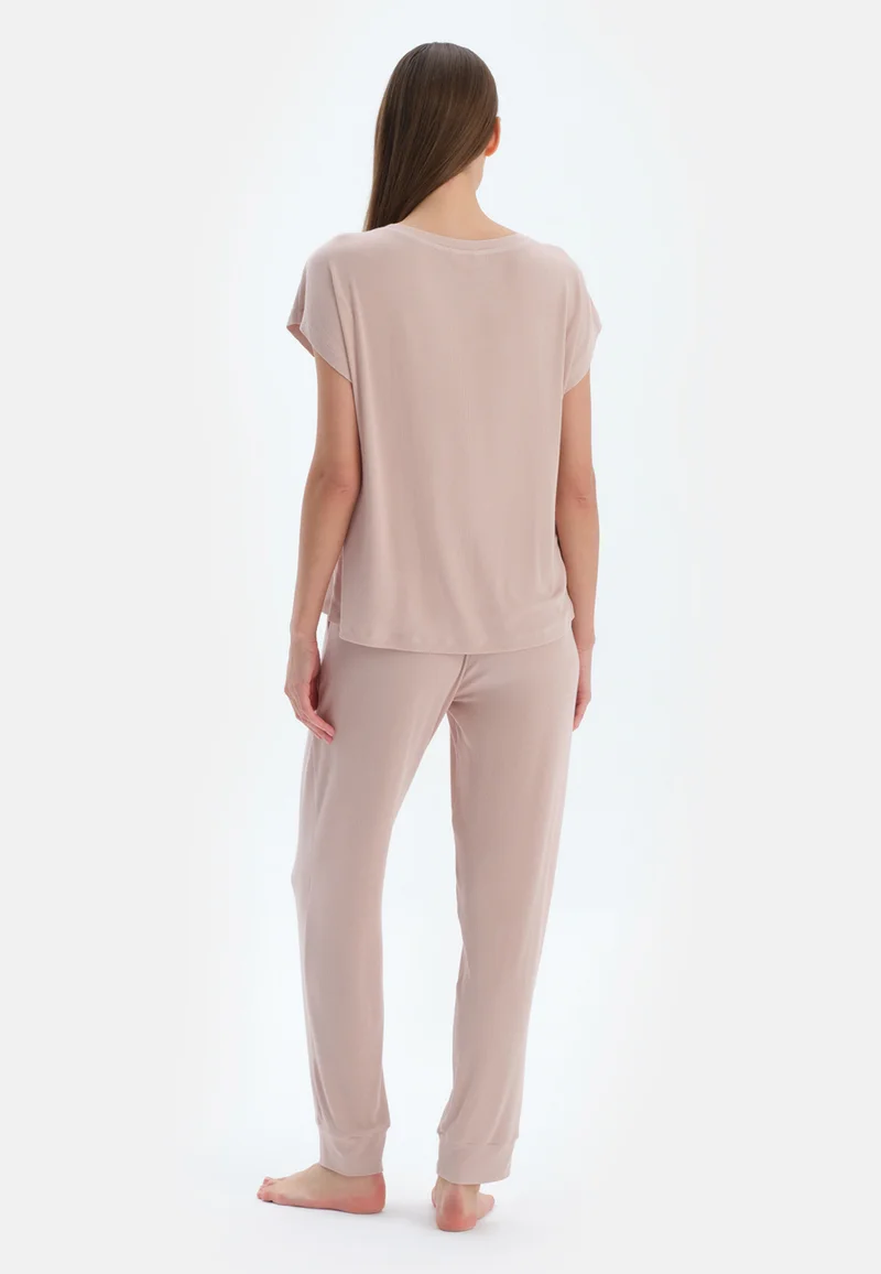 داجي طقم بيجامة تيشيرت وبنطلون بقصة كلاسيكية بياقة دائرية من مزيج الفيسكوز