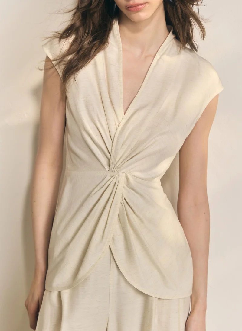 Lightweight top with a draped waist