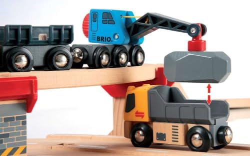Brio مجموعة تحميل السكك الحديدية من BRIO World 32 قطعة معتمدة من FSC مجموعة قطار خشبي ملحقات سيارة رافعة مسطحة مسارات أكثر تعمل مع جميع مجموعات السكك الحديدية الخشبية متعة اللعب للأعمار من 3 سنوات - Image 5