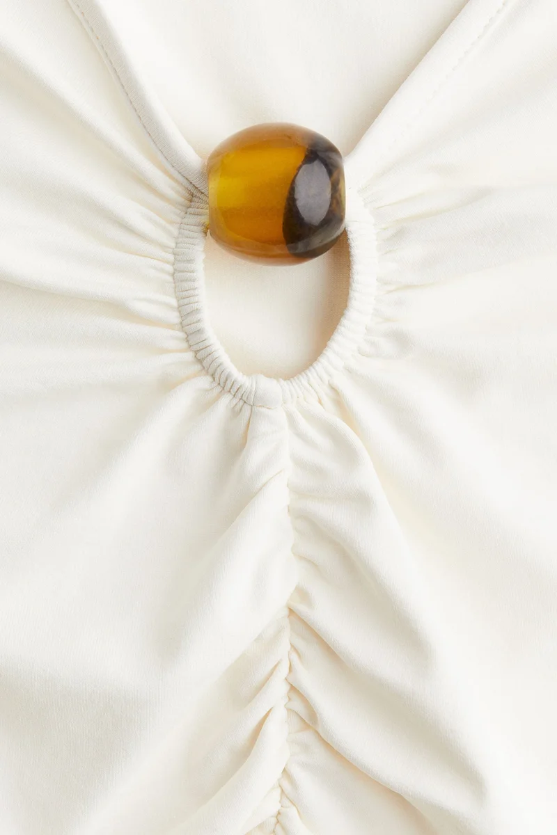 اتش اند ام بلوزة بجزء مفتوح وتفاصيل متجمعة