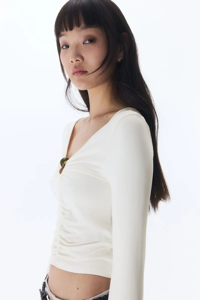 اتش اند ام بلوزة بجزء مفتوح وتفاصيل متجمعة