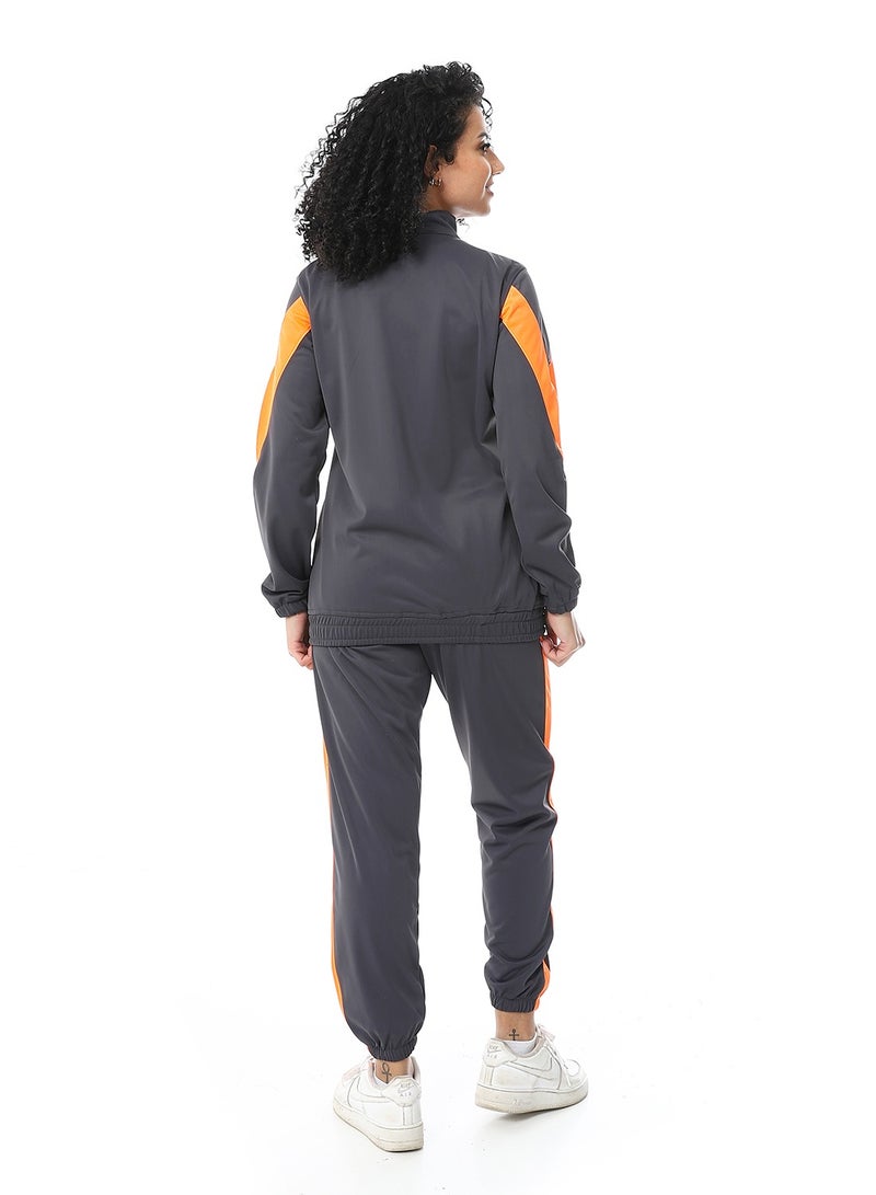 Caesar Women's two-piece sports tracksuit with a half neck and a zipper in the front  - Image 3