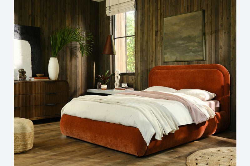 الزخارف للمفروشات سرير لوسي العصري بتنجيد مخملي فاخر باللون البرتقالي الصدئي مع لوح رأس مبطن بحواف دائرية، قماش مخمل ناعم، سرير منخفض فاخر لغرفة النوم، مقاس سوبر كينغ 200 × 200 سم - Image 1