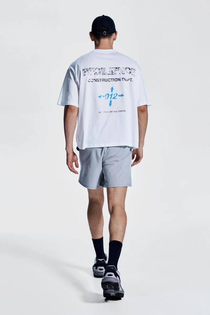 اتش اند ام تي-شيرت رياضي بقصّة بوكسي من نسيج دراي موف