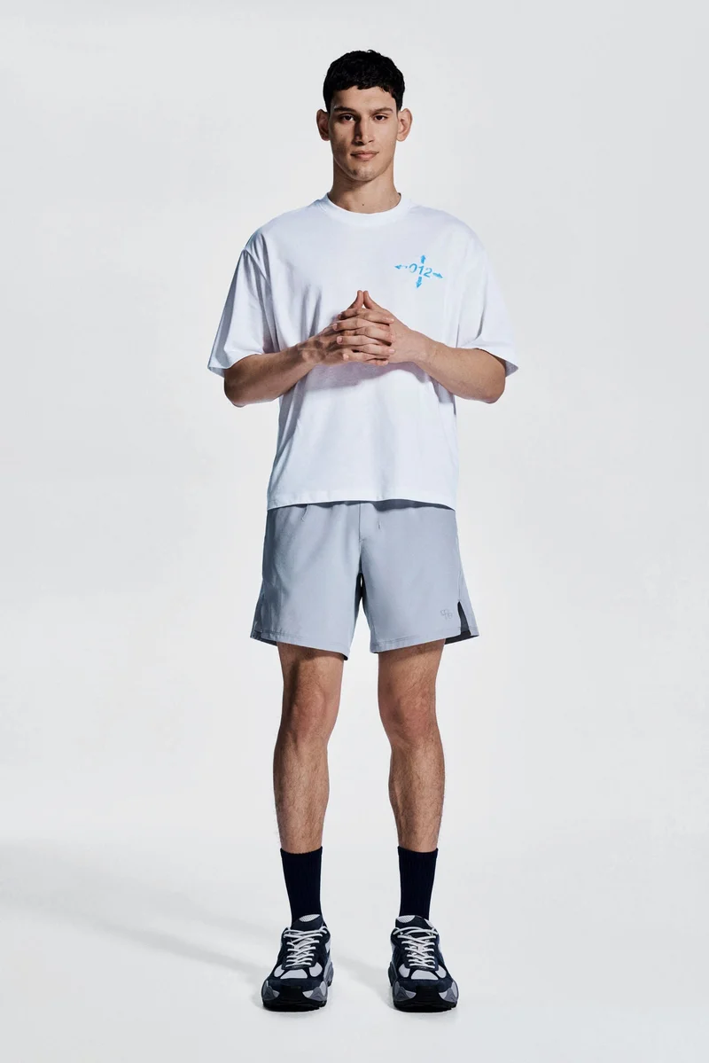 اتش اند ام تي-شيرت رياضي بقصّة بوكسي من نسيج دراي موف