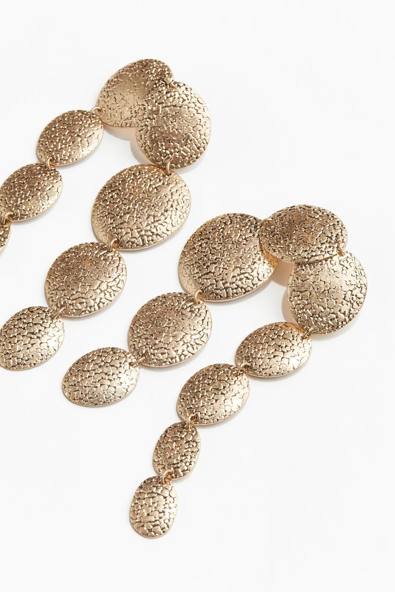 اتش اند ام حلق مزيّنة بحلية معدنية واسطوانية الشكل