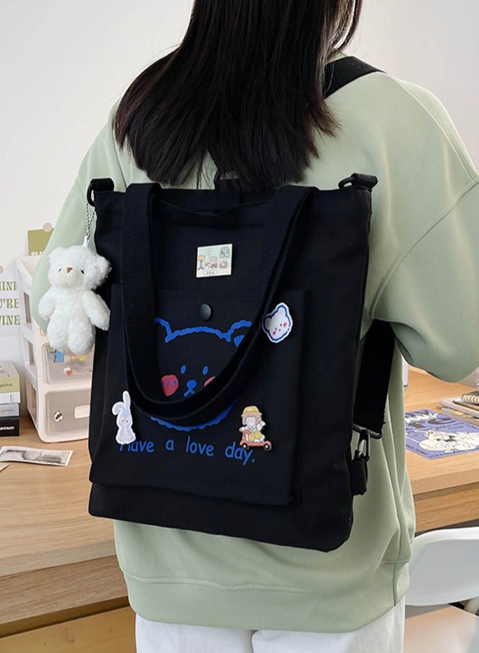 حقيبة قماش مطبوعة بدب حبيبات جميلة سعة كبيرة وظيفية للطلاب بنسيج متعدد الاستخدام مع بندانت كرتونية أسود - Image 2