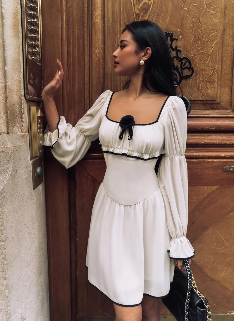 ليتشي فستان قصير بحواف متباينة وفيونكة على الصدرية