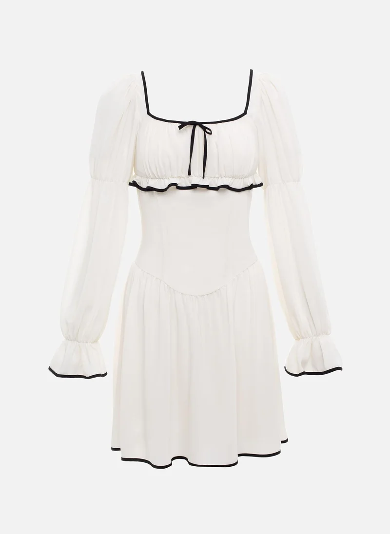 ليتشي فستان قصير بحواف متباينة وفيونكة على الصدرية