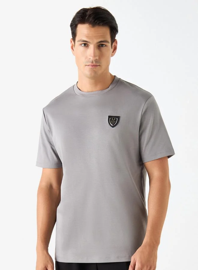 إمبيرور تيشيرت بأكمام قصيرة وتفاصيل زينة من إمبيرور