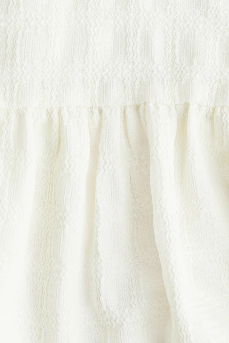 اتش اند ام بلوزة من نسيج جيرسيه بملمس بارز