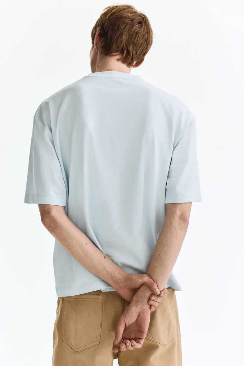 اتش اند ام تي-شيرت بقصة واسعة وتصميم بوكسي