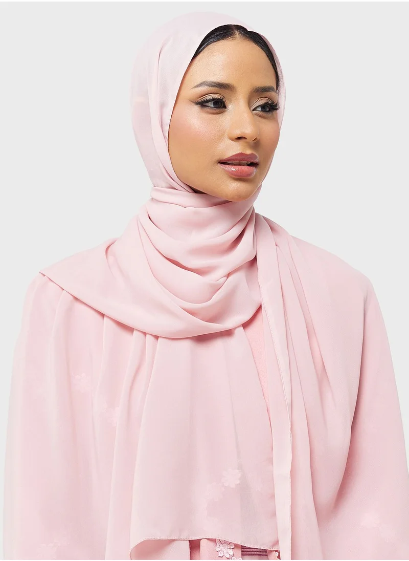 هيا كلوزيت عباية برقبة على شكل حرف V مزينة بالدانتيل
