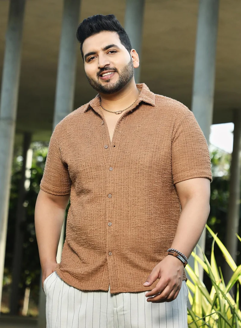 انستافاب بلس قميص رجالي مقاس بلس بلون بني تان بتصميم تكتيل ريزورت للملابس الكاجوال بياقة سبيد وأكمام قصيرة عادية وإغلاق بالأزرار ومقاس مريح للاستخدام اليومي