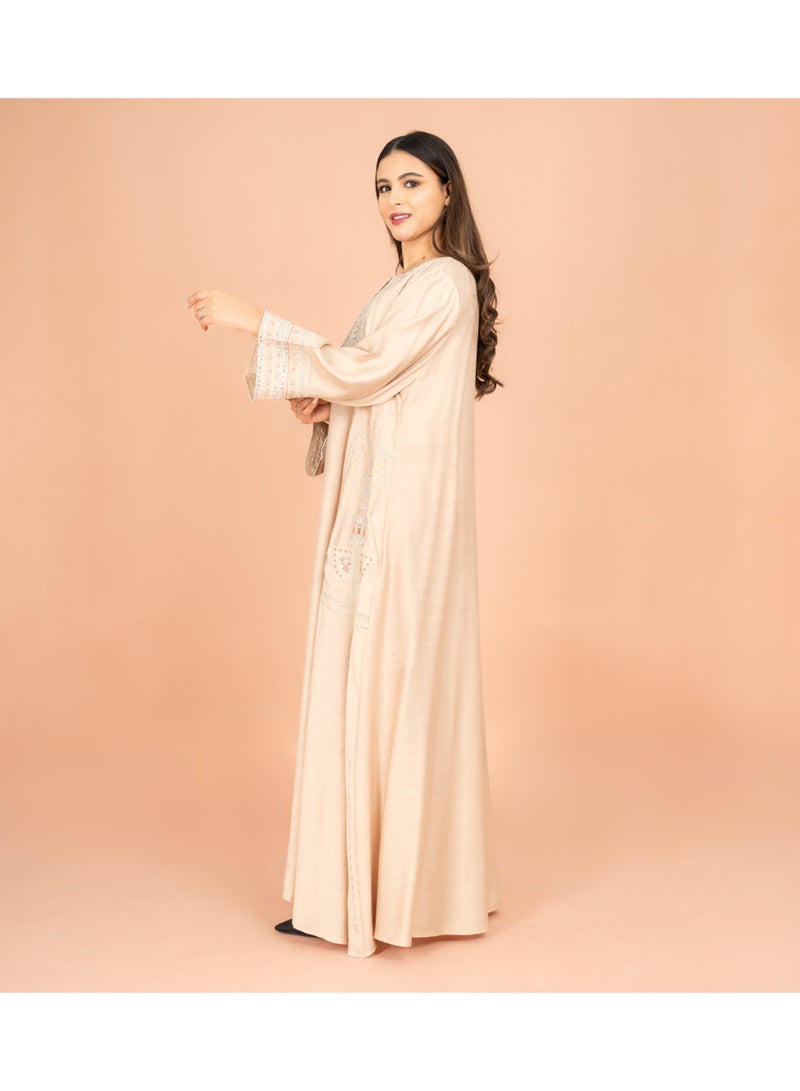 اكسا جلابية سادة بتفاصيل كريستالية وقصة واسعة من الأرابيسك - Image 3