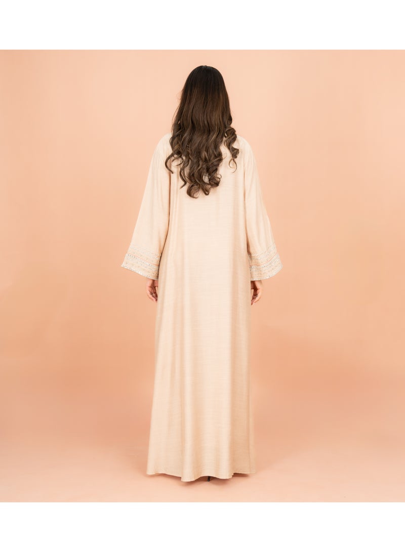 اكسا جلابية سادة بتفاصيل كريستالية وقصة واسعة من الأرابيسك - Image 4