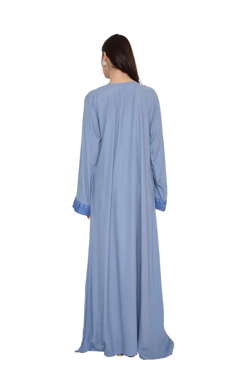 هانا آند سارا جلابية عربية زرقاء أنيقة مع تطريز ذهبي على الرقبة والأكمام