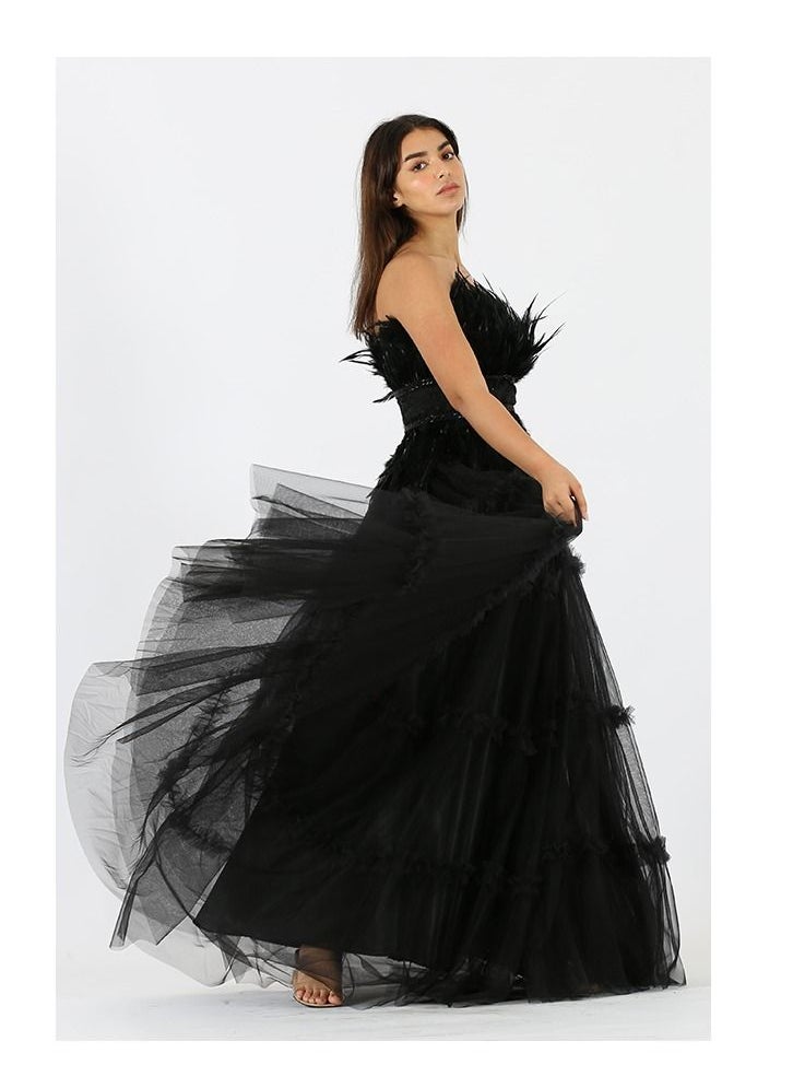 Dentek - حفظ الترجمة Satin evening gown of tulle material, decorated with pigeon feathers on the chest and waist, with an embroidered belt from the bottom, decorated with layers of tulle on the cloche story - Image 1