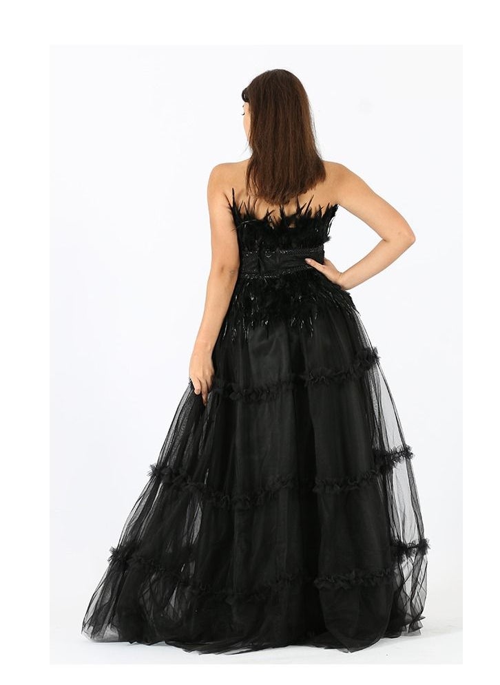 Dentek - حفظ الترجمة Satin evening gown of tulle material, decorated with pigeon feathers on the chest and waist, with an embroidered belt from the bottom, decorated with layers of tulle on the cloche story - Image 1