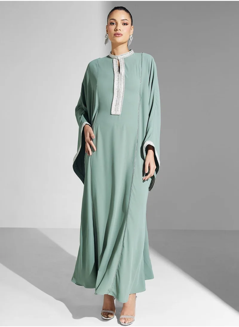 ياسر البيك فستان محبوك مزين بخطوط