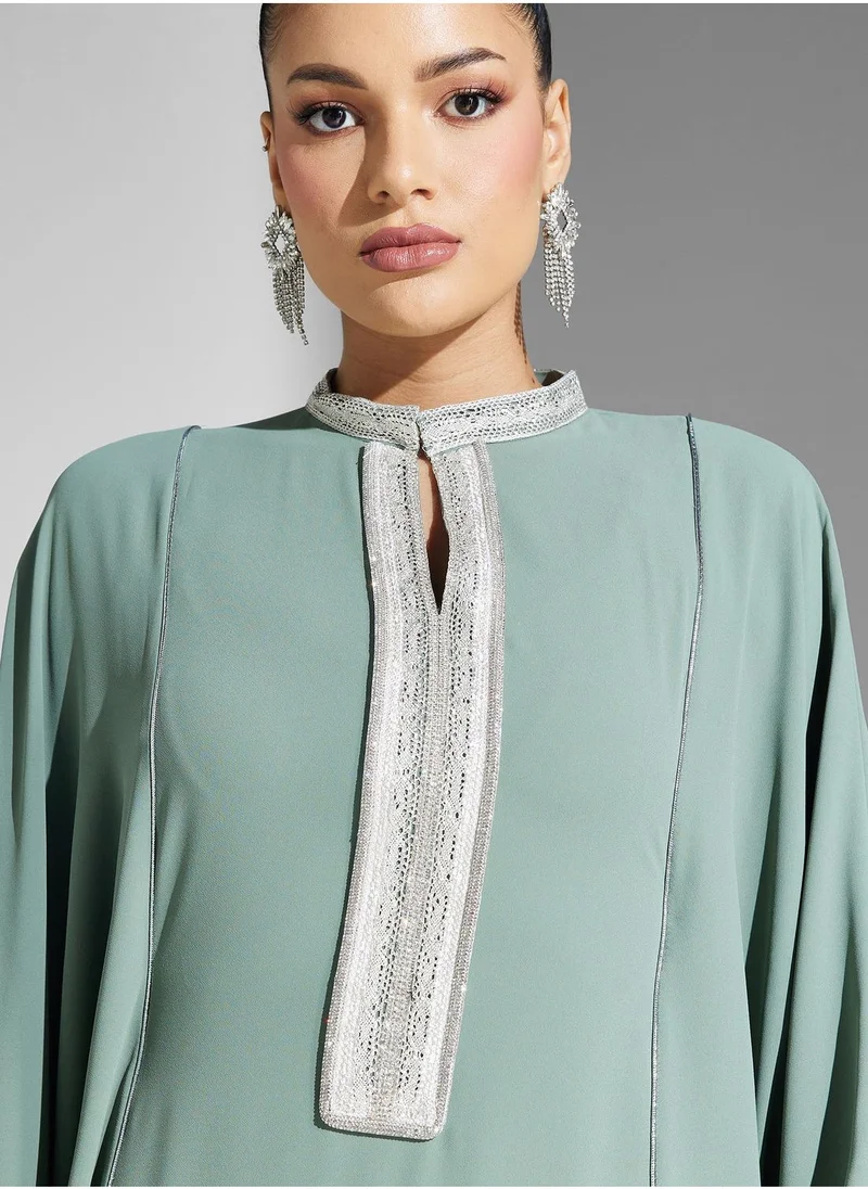 ياسر البيك فستان محبوك مزين بخطوط