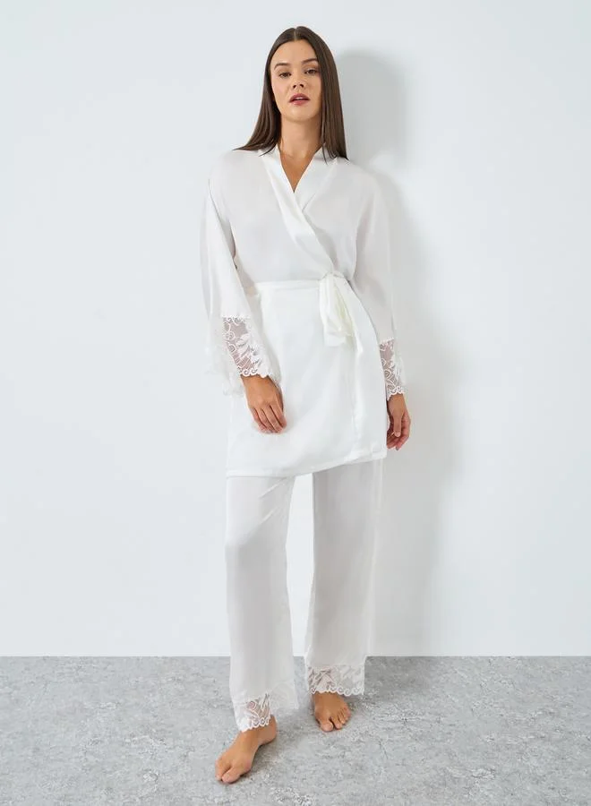 ستايلي طقم بيجاما من بنطال وروب طويل بتفاصيل دانتيل ورباط