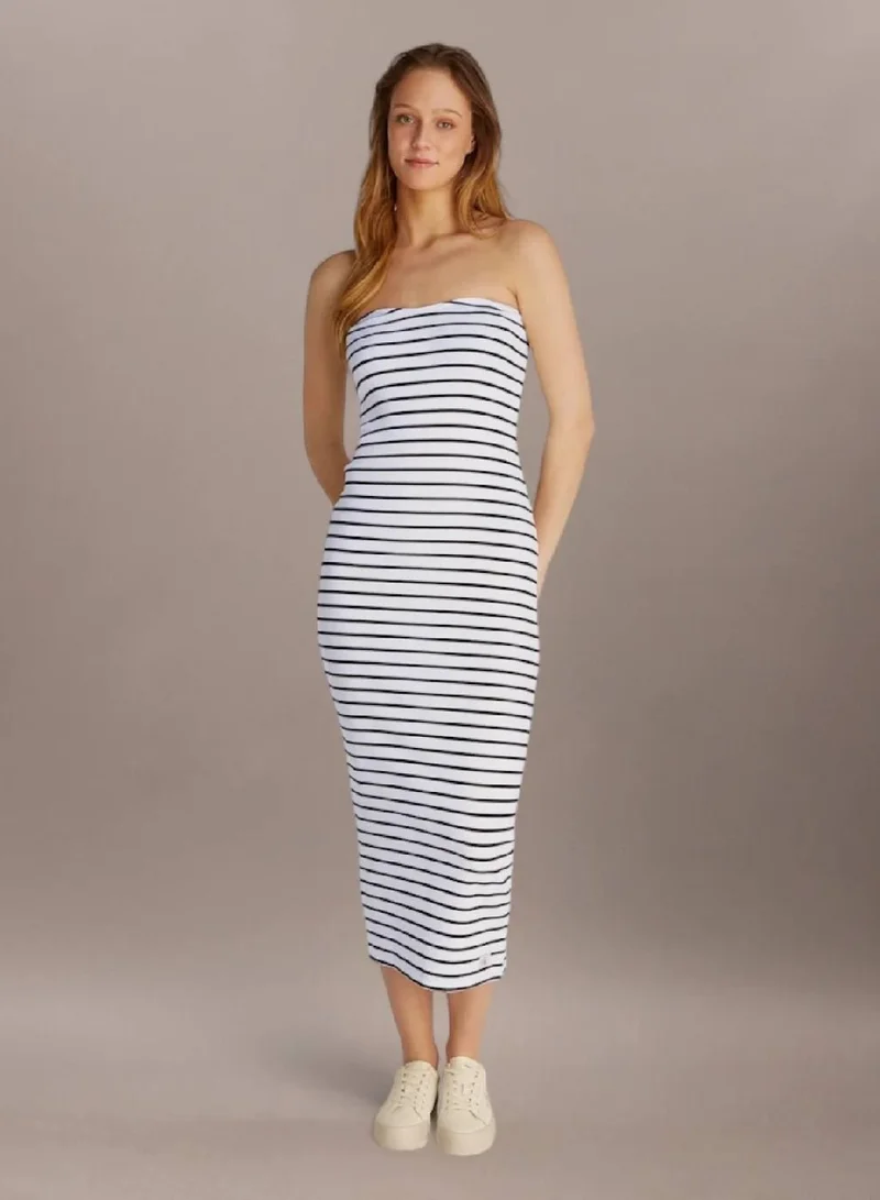 كالفن كلاين جينز فستان بدون حمالات من القطن بتصميم مضلع