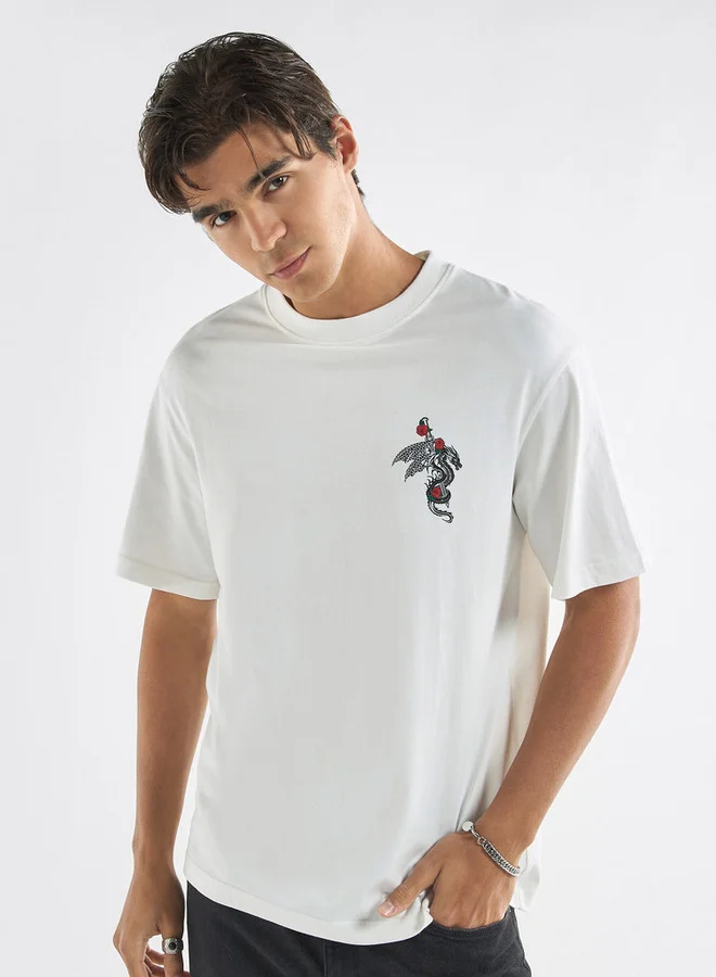 سبلاش فيڤ تيشيرت بياقة ضيقة وأكمام قصيرة وطبعات تايبوجرافيك