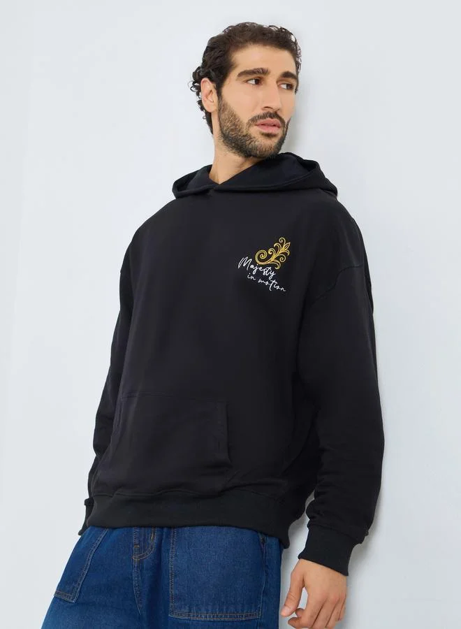 ستايلي هودي واسع فليس ثقيل بطبعة حصان وتطريز أمامي وخلفي وجيب كنغر