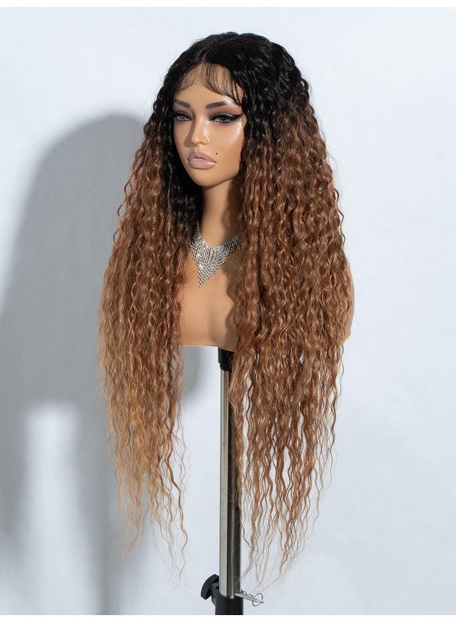 جويدر باروكة شعر اصطناعية من Joedir بطول 32 بوصة، مموجة وعميقة، مصنوعة من الدانتيل، شفافة عالية الدقة، بدون غراء، مقاومة للحرارة، ألياف مسبقة النتف، مع شعر صغير للنساء (لون أسود أومبري إلى عسلي) - Image 3