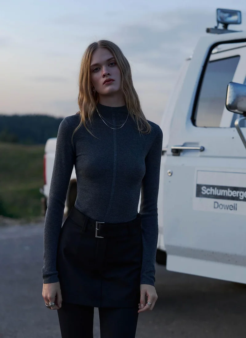 ليتشي بلوزة ذات رقبة مدورة مضلعة مع ديكور مركزي