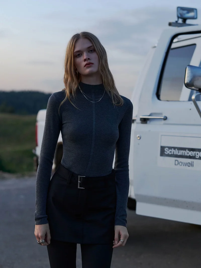 ليتشي بلوزة ذات رقبة مدورة مضلعة مع ديكور مركزي