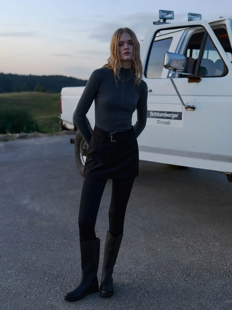 Lichi Ribbed turtleneck with a central decor