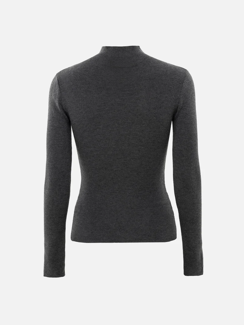 Lichi Ribbed turtleneck with a central decor