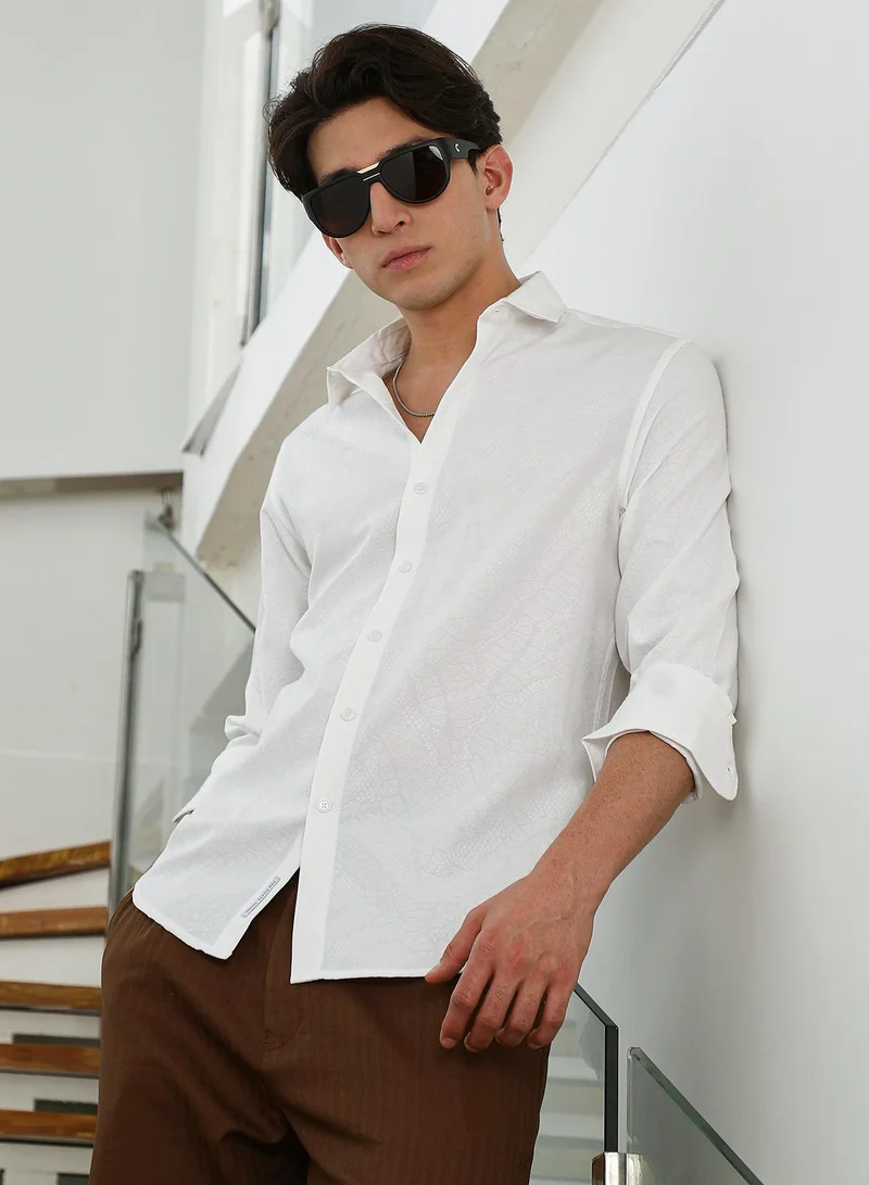 Campus Sutra Men's White Textured Cotton Blend Slim Fit Shirt