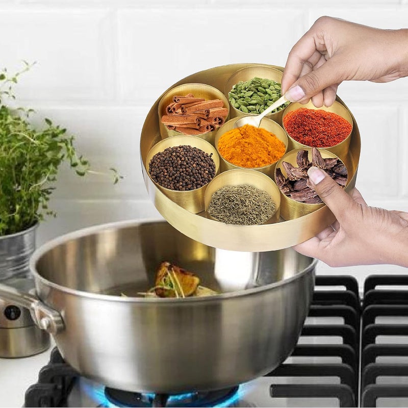 Pure Source India طقم علب توابل نحاسية من مصدر نقي الهند للمطبخ مع ملعقة (7 حاويات، 125 مل لكل منها) - Image 2