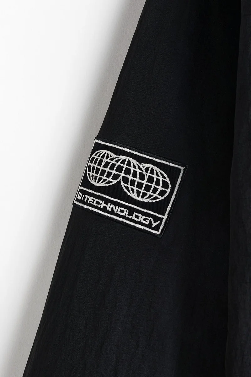 اتش اند ام جاكيت نايلون مُبطن وواقي من الرياح