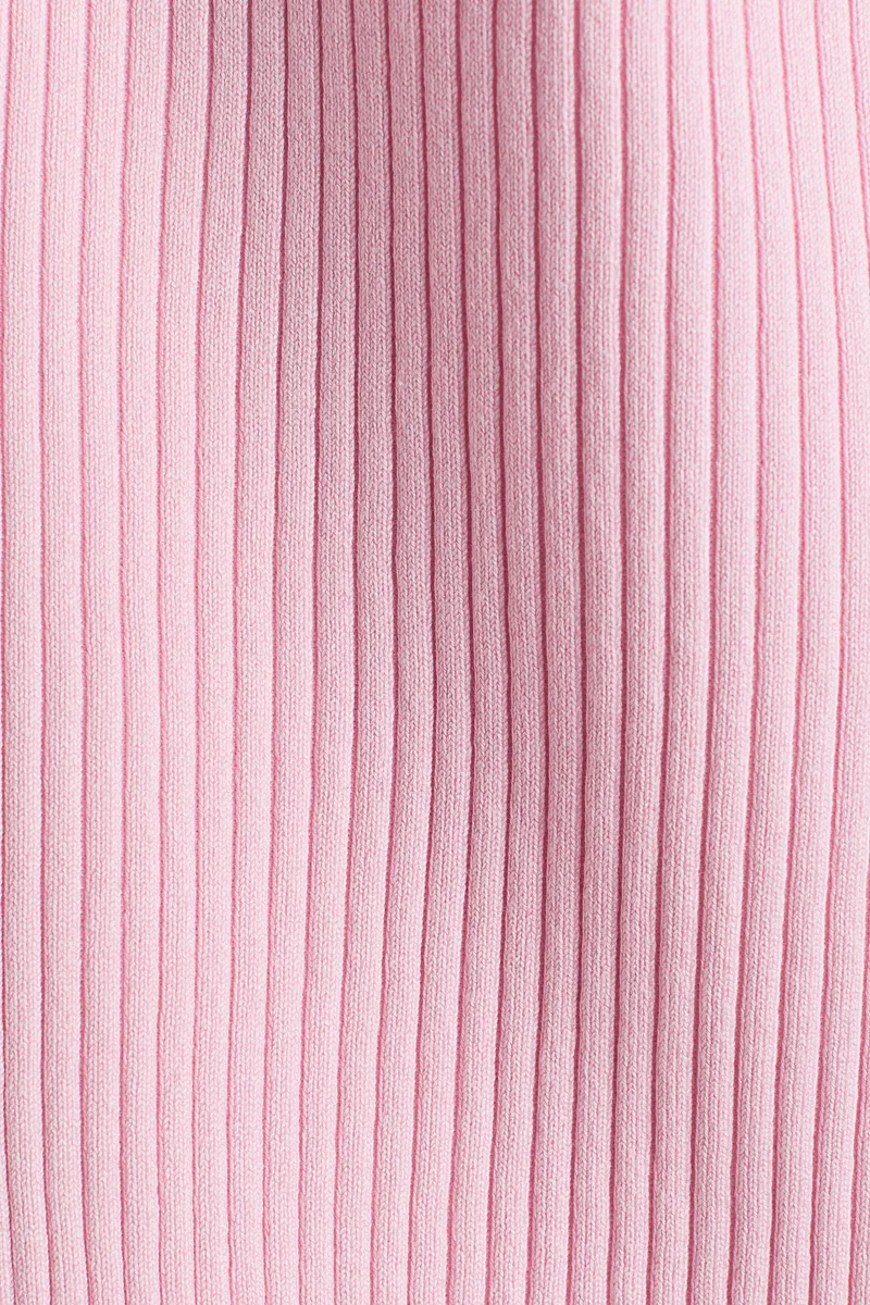 اتش اند ام بلوزة قصيرة من خامة مرنة