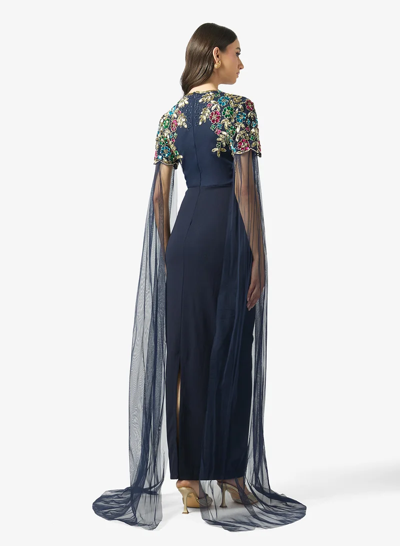 فيرجوس لاونج فستان ماكسي بتفاصيل مطرزة وأكمام كاب وكسرات من فيرناندا