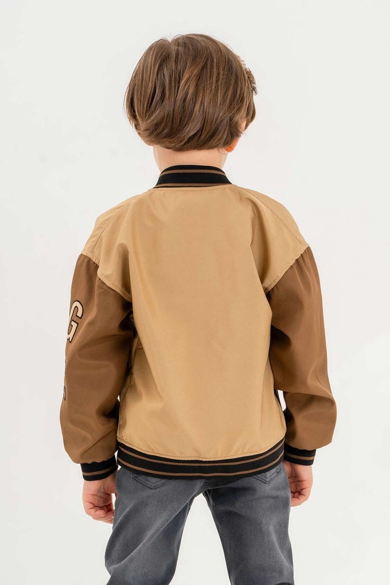 Gold Class Kidswear جاكيت كلية أولاد مقاوم للماء جيب مزدوج مطرز من الفئة الذهبية  - Image 5